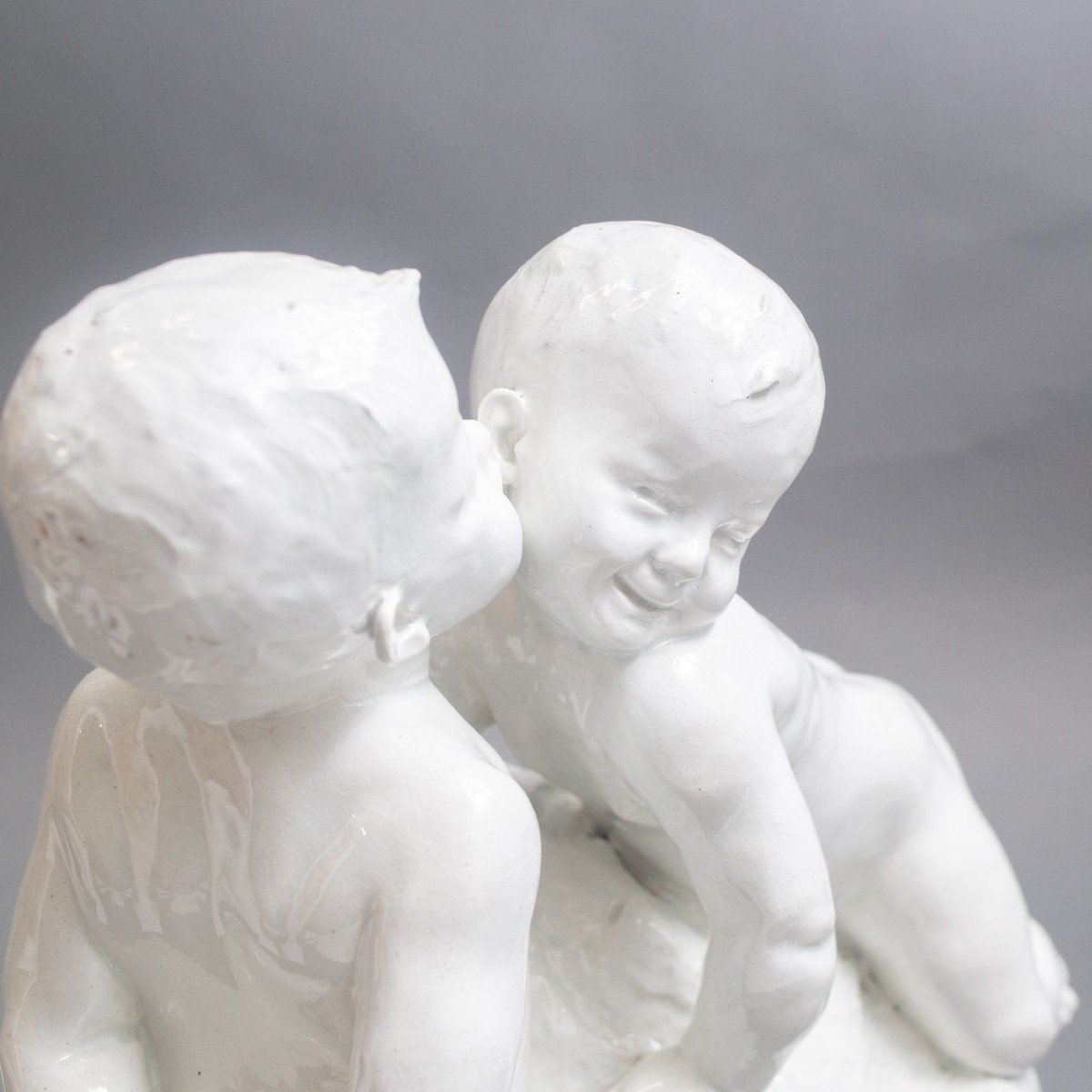 Scultura in ceramica smaltata bianca "I bambini", Primi del '900-photo-2