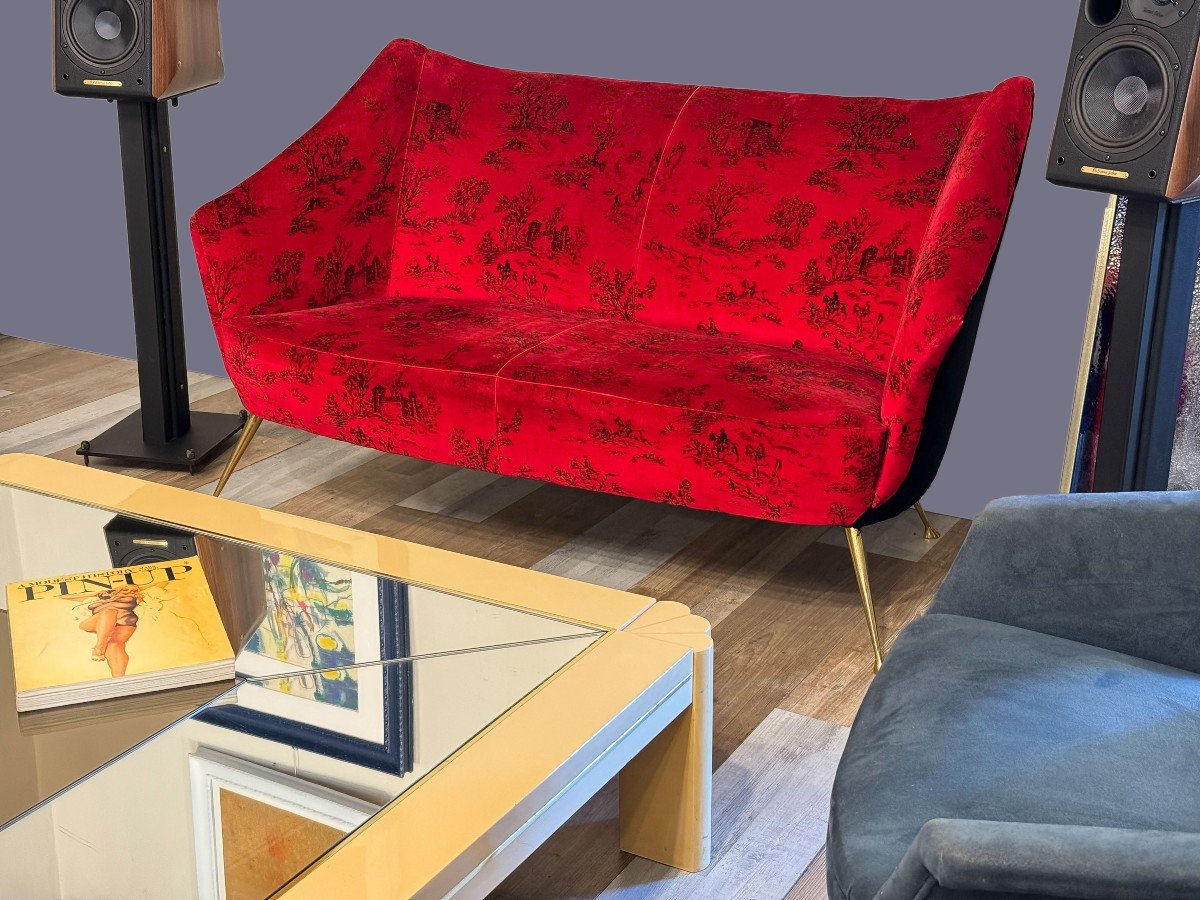 Divano design Anni '50 in velluto rosso e gambe in ottone-photo-8