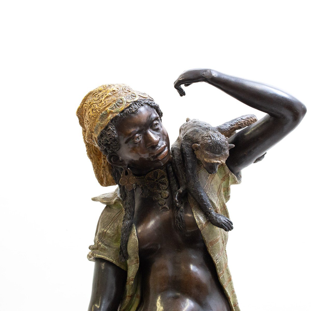Attr. Friedrich Goldscheider, Grande scultura orientalista,"Portatrice di frutta con scimmia", -photo-3