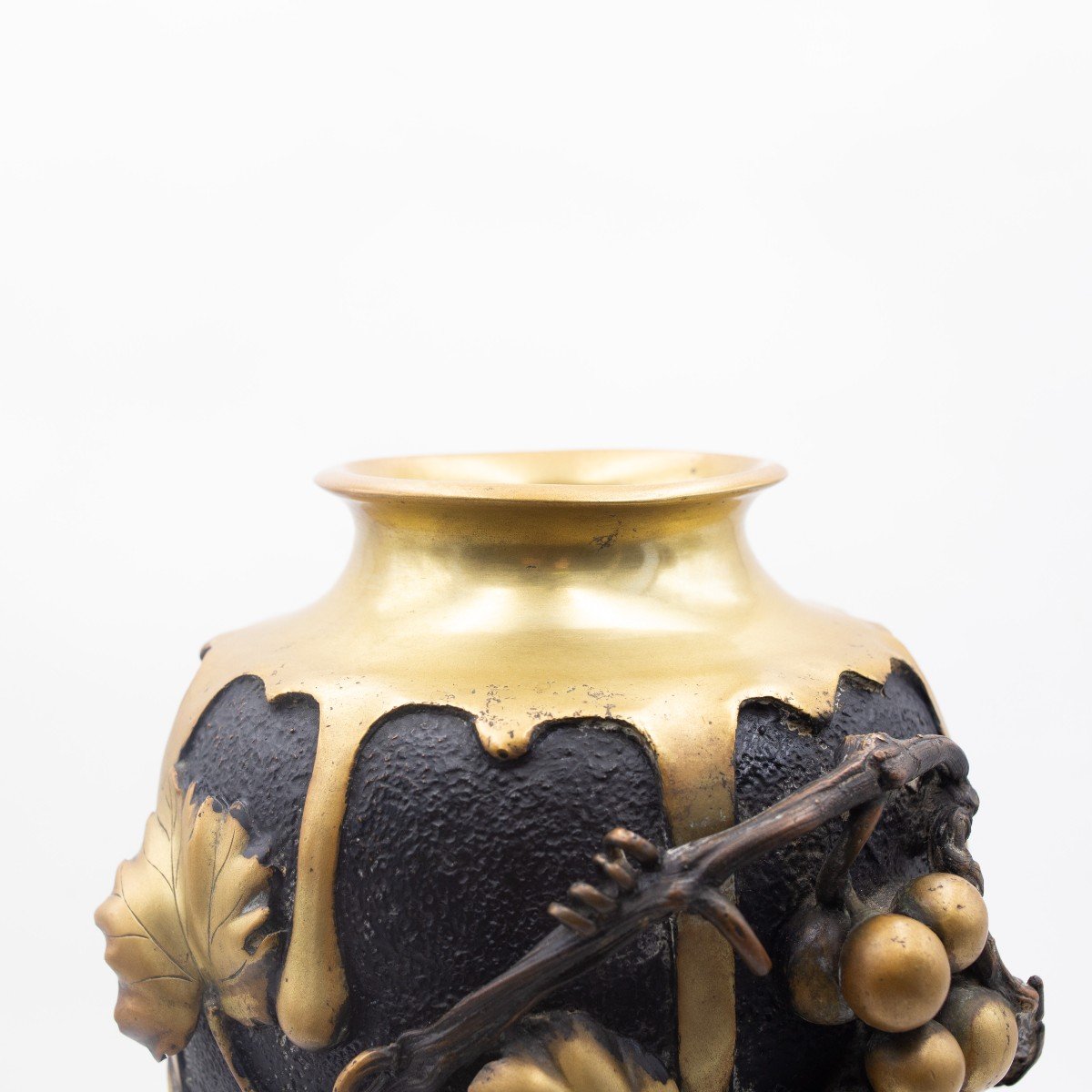 Vaso giapponese in bronzo con uva e vite, con decori patinati ottone, Fine '800-photo-4
