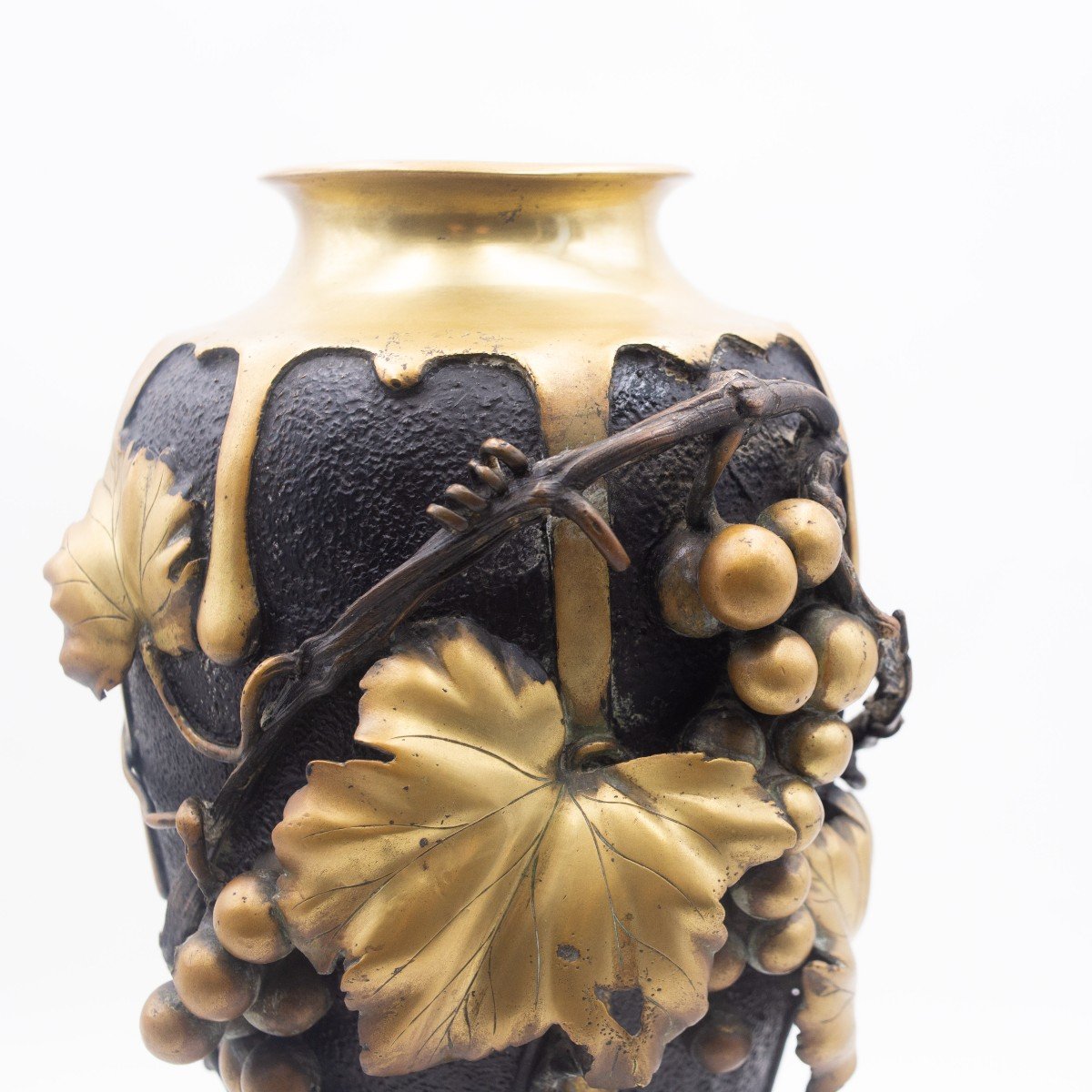 Vaso giapponese in bronzo con uva e vite, con decori patinati ottone, Fine '800-photo-1