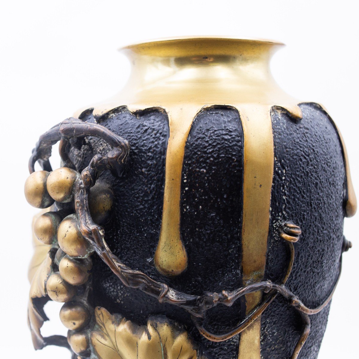 Vaso giapponese in bronzo con uva e vite, con decori patinati ottone, Fine '800-photo-5
