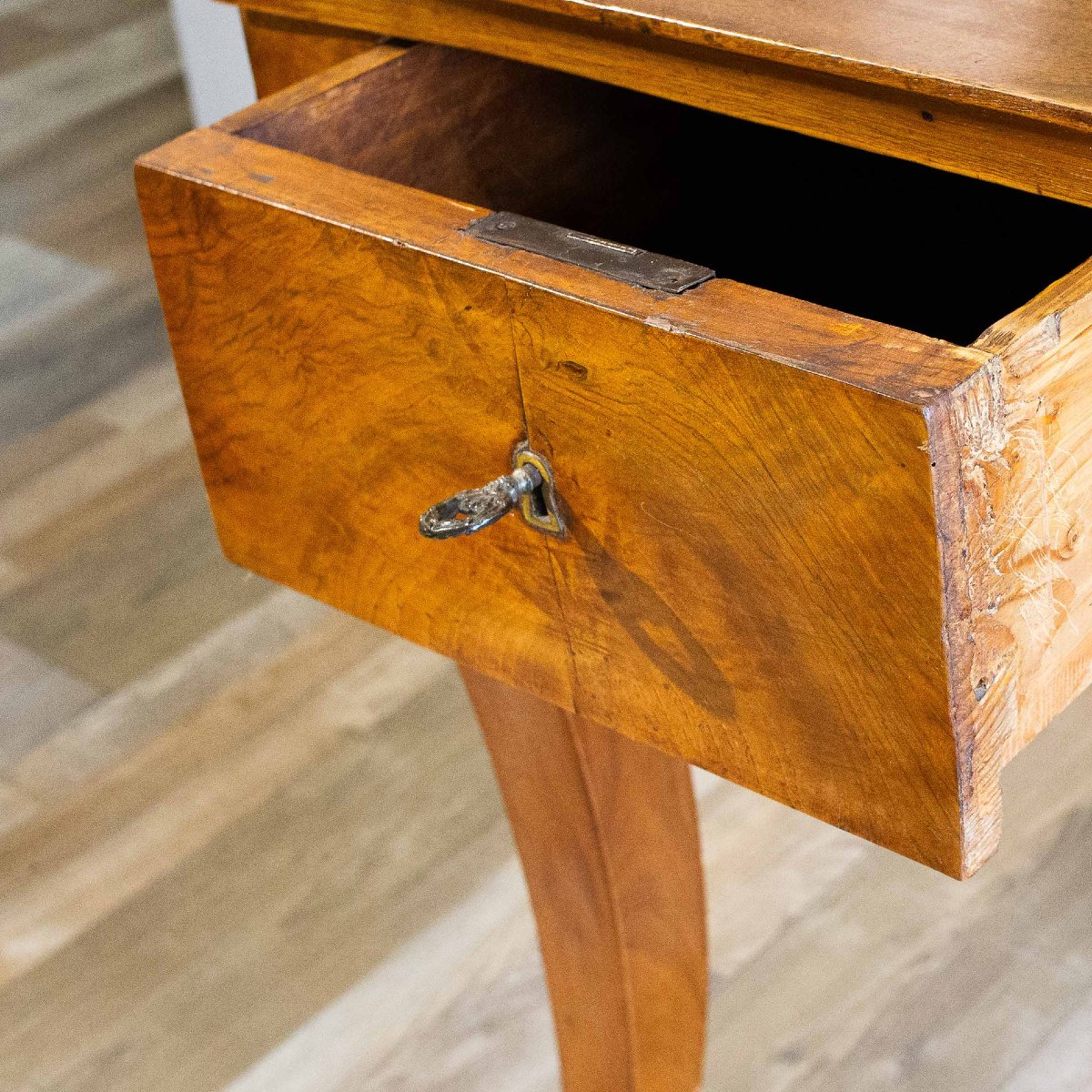 Tavolo scrittoio, con tre cassetti, Stile Restaurazione, in noce, 1825-photo-5