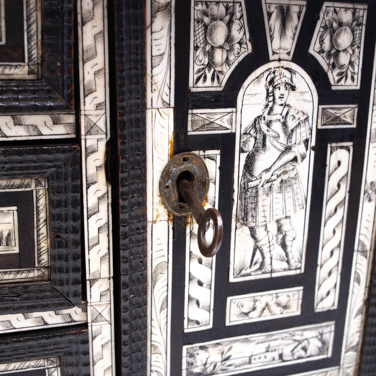 Monetiere in legno ebanizzato e intarsio in osso, Epoca '800-photo-3