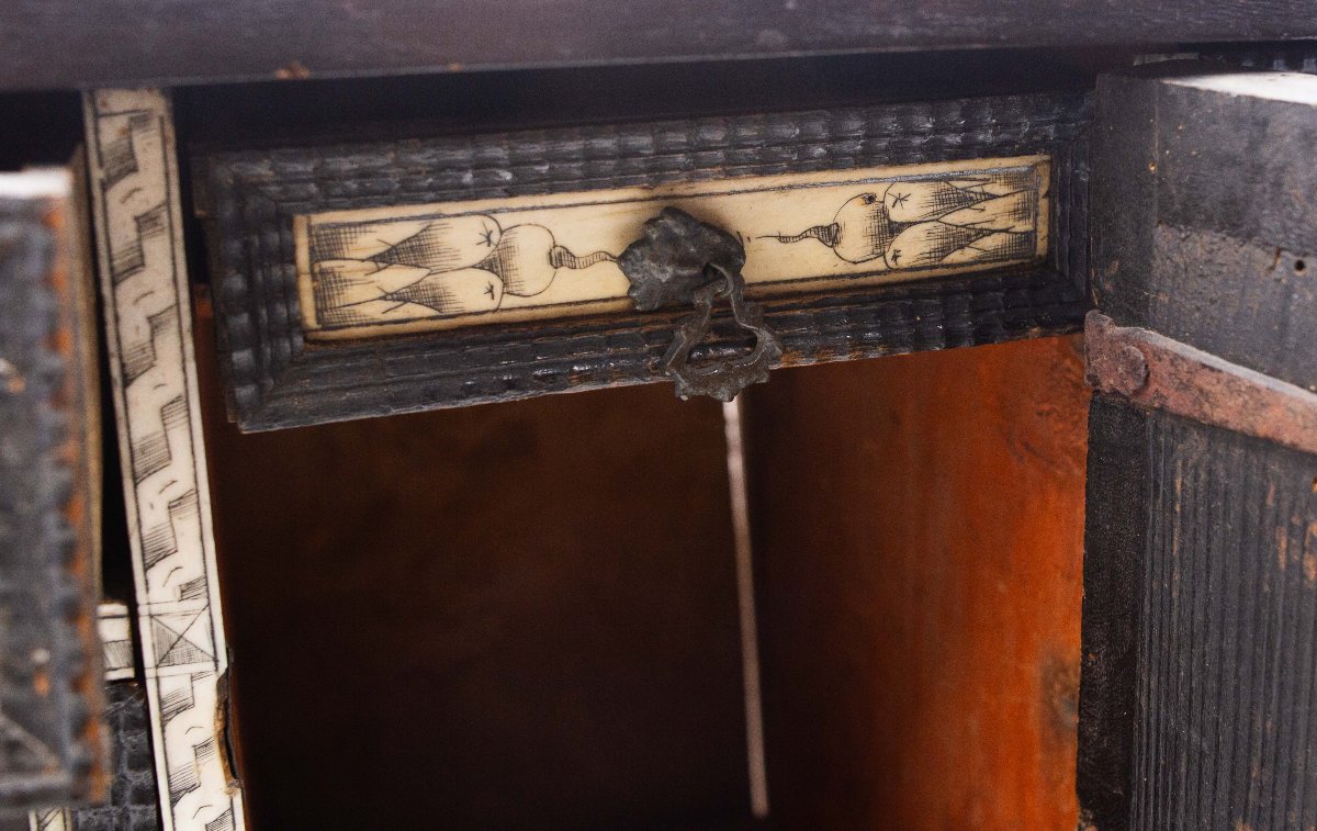 Monetiere in legno ebanizzato e intarsio in osso, Epoca '800-photo-8