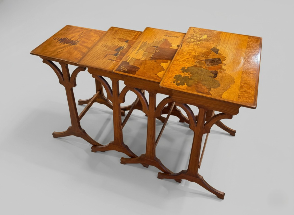 Émile Gallé, set di quattro tavolini a incastro Art Nouveau, Primi '900