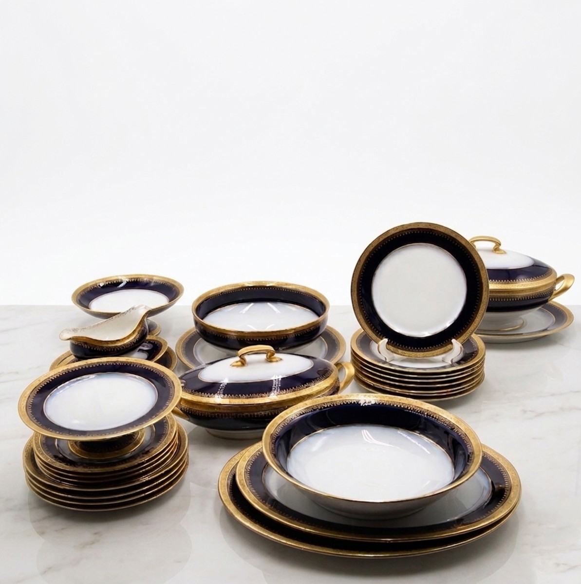 Servizio da Tavola Limoges "Blu Cobalto e Oro", XX secolo