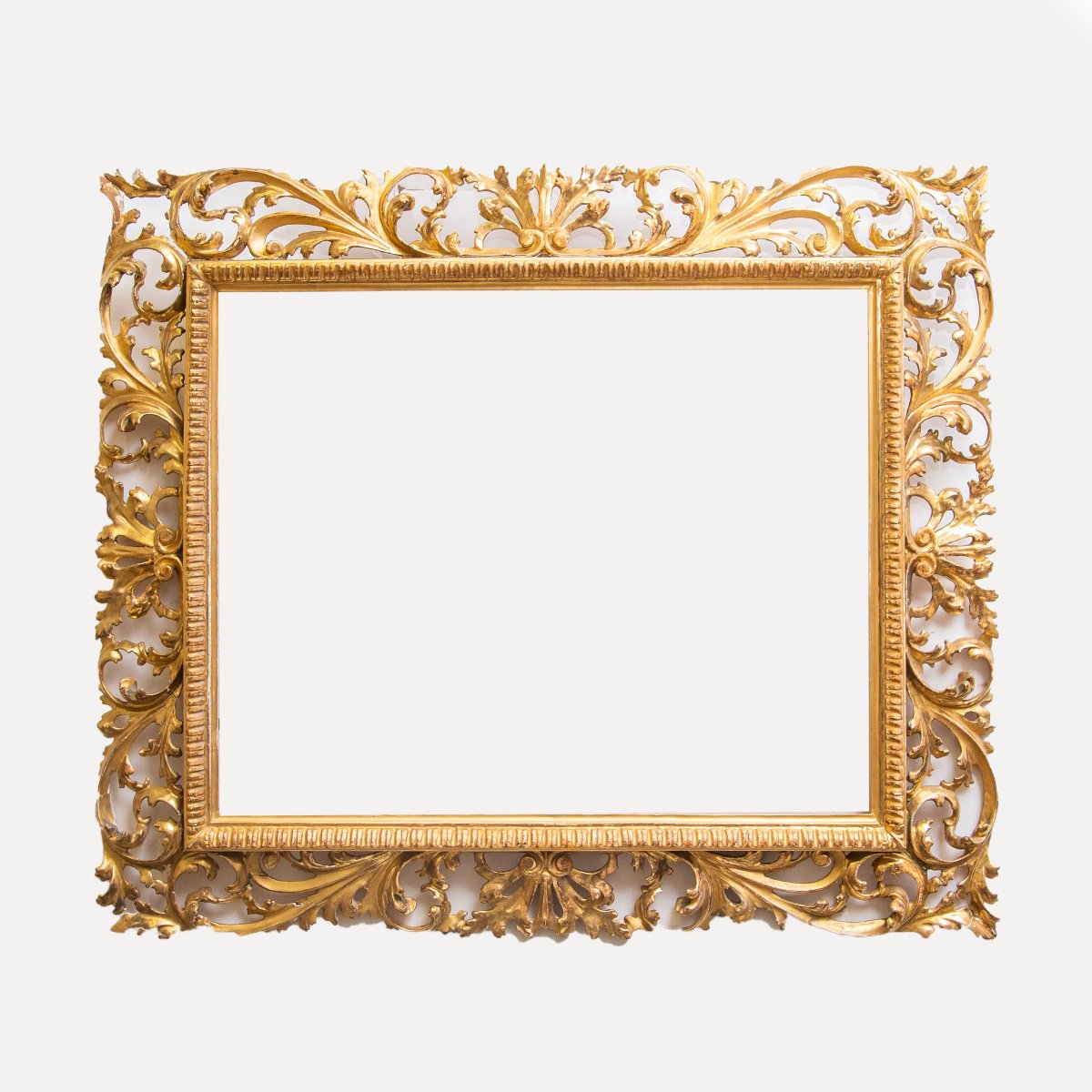 Specchiera in legno dorato, finemente intagliato, Epoca '800