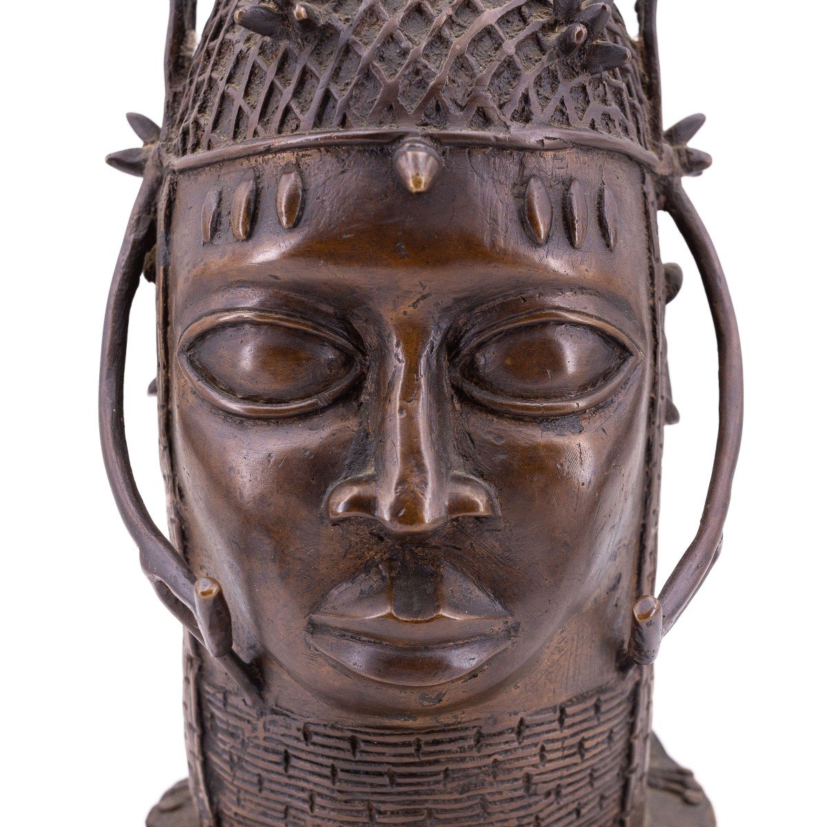 Sculpture africaine en bronze, "Tête d'homme avec coiffe", Période du milieu du 20e siècle-photo-2