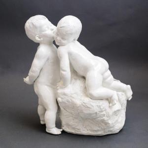 Scultura in ceramica smaltata bianca "I bambini", Primi del '900