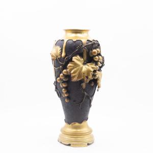 Vaso giapponese in bronzo con uva e vite, con decori patinati ottone, Fine '800