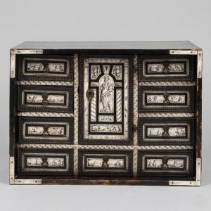 Monetiere in legno ebanizzato e intarsio in osso, Epoca '800