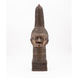  Sculpture africaine en bronze, "Tête avec coiffe", Période du mi