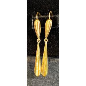 Une Paire De Boucles D’oreilles Pendante