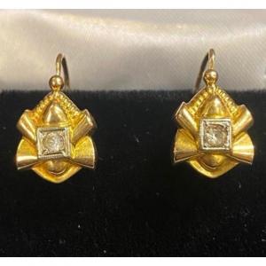 Une Paire de Boucles d'Oreille Pierres d'origine 