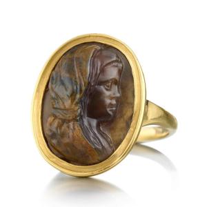Gold Ring With An Agate Cameo Of A Woman. Italian, 16th / 17th Century.