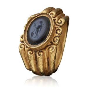 Heavy Roman Gold Ring Set With A Nicolo Intaglio. Roman, 3rd Century Ad.