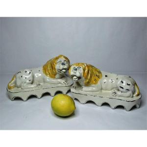 Paire De Lions En Faience Du Midi d'Epoque XVIIIéme Siecle