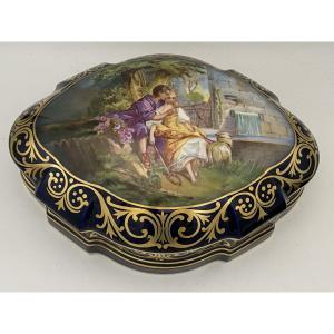 Bonbonnière, Painted Porcelain Box 19th Century