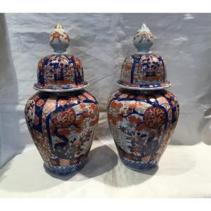 Japan 19th - Pair Of Imari Covered Vases