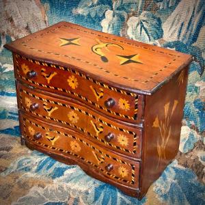 commode de Maîtrise Art Populaire Suisse ou Alsace 