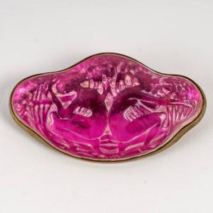 1913 René Lalique - Brooch Deux Figurines Dos à Dos Glass On Pink Foil