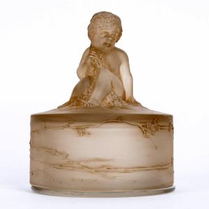 1919 René Lalique - Box Amour Assis Cherub Putti Glass With Sepia Patina
