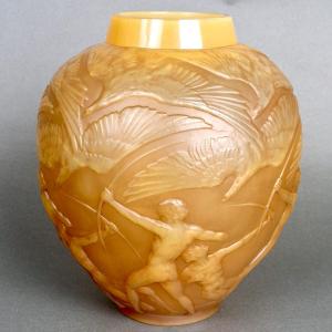 1921 René Lalique - Vase Archers Cased Butterscotch Glass With Sepia Patina