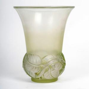 1930 René Lalique - Vase Lilas Lilac Glass With Green Patina