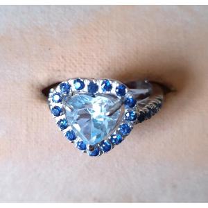 BAGUE COEUR OR BLANC SERTIE d'une AIGUE MARINE TAILLÉE EN  COEUR ENTOURÉ DE SAPHIRS BLEUS