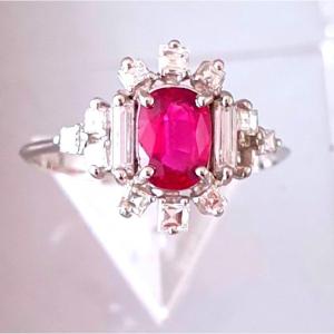 BAGUE OR BLANC RUBIS FIN AU CENTRE et ENTOURAGE de DIAMANTS "PRINCESSE"