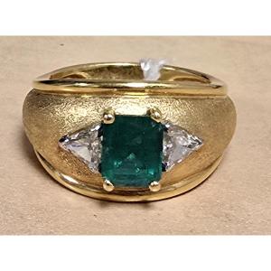 Yellow Gold Band Ring With Emerald And 2 Diamond Trapeze Settings