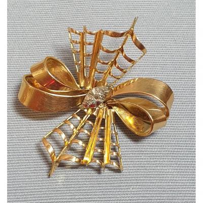 Yellow Gold Brooch Knot-shaped With Shells And Panels      Circa 1950 