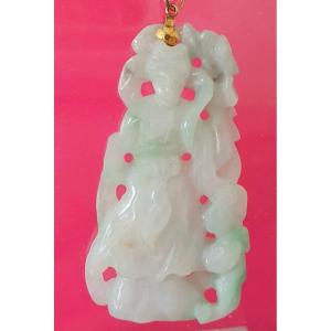 PENDENTIF EN JADE NEPHRITE SCULPTE VERT CELADON CLAIR