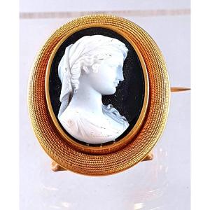 BROCHE OR JAUNE 750°/°° AVEC CAMEE SUR ONYX - 19ème SIÈCLE 