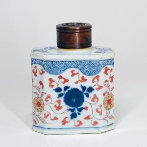 China - Imari Decorated Tea Bottle - Kangxi Period (1662-1722)