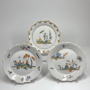 Three Nevers Earthenware Plates Decorated With Chinese Figures - 18th Century