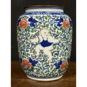 Chinese Porcelain Vase In Wucai Enamels With Six-character Mark Tiangi (1621-1627). 
