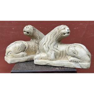 Pair Of Marble Lion Sculptures, Part Of A Recumbent Effigy, 17th Or 18th Century Or Earlier?