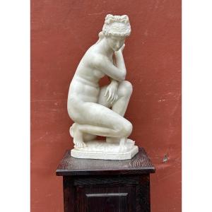 Crouching Venus In Alabaster, 19th Century, Italian Work After The Antique, H 53 Cm
