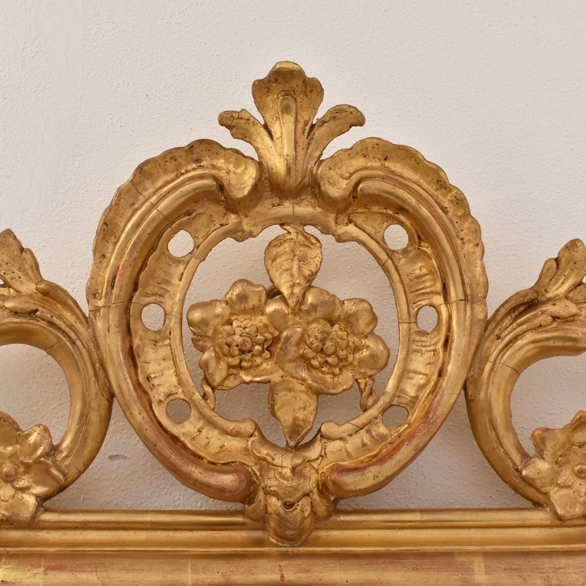 SPECCHIO ANTICO CON CIMASA CON FIORI, SPECCHIERA ANTICA LUIGI FILIPPO, CORNICE DORATA, XIX SECO-photo-2