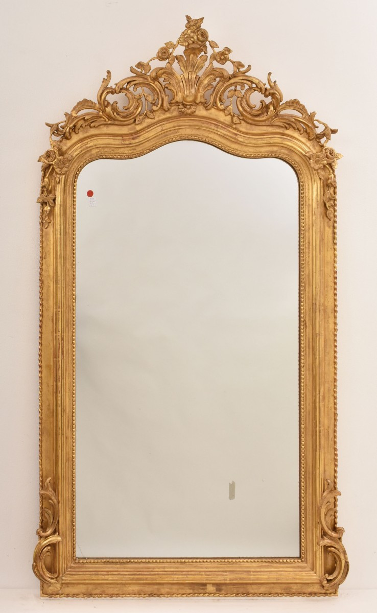 SPECCHIO ANTICO CON CIMASA FLOREALE, LUIGI FILIPPO, CORNICE DORATA, XIX SECOLO. (SPC205/2)