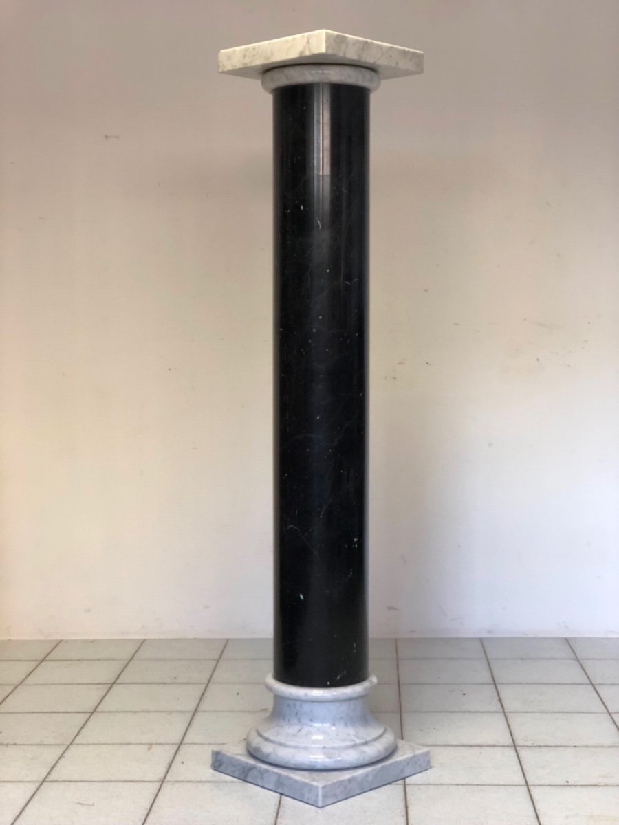 Colonna in marmo nero Marquina e Carrara .