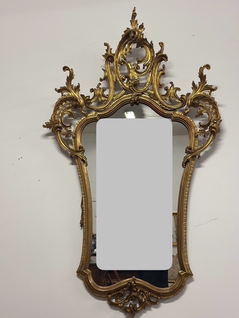 Specchiera in legno intagliato e dorato a foglia. Venezia primissimi 800. 208 x 122.