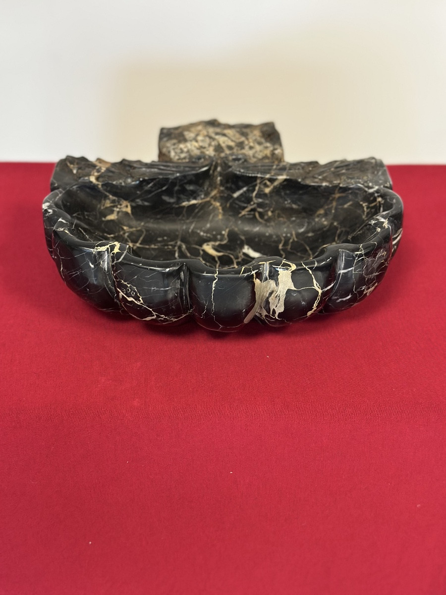 Acquasantiera in marmo nero del Belgio. XIX secolo