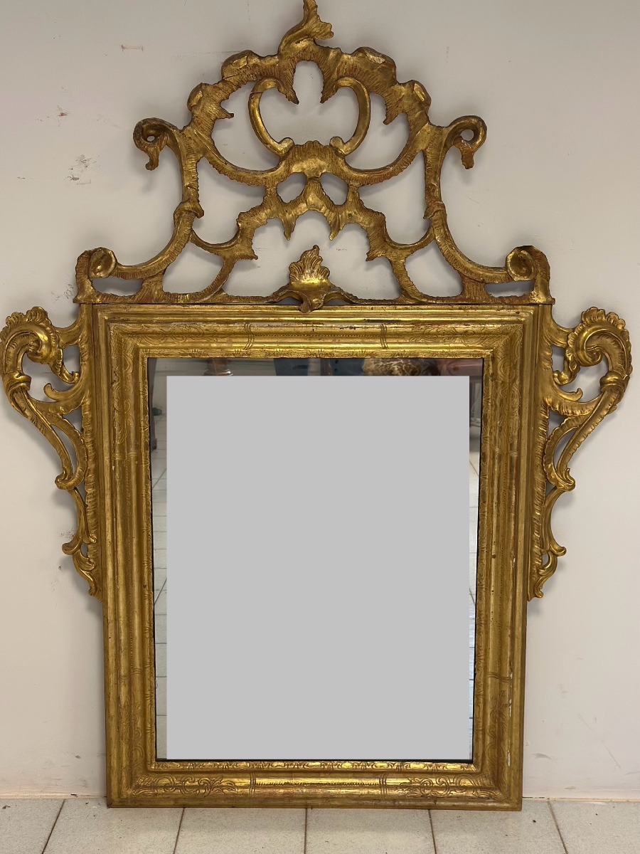 Specchiera in legno intagliato e dorato . Venezia XVIII secolo