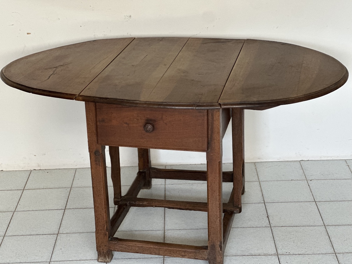 Tavolo a bandelle in noce . XVII secolo