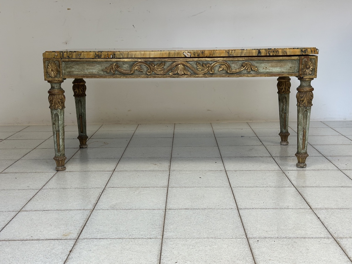 Tavolino intagliato laccato dorato Napoleone III con piano in marmo