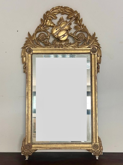 Specchiera in legno intagliato e dorato a foglia. Toscana epoca impero prima metà 800