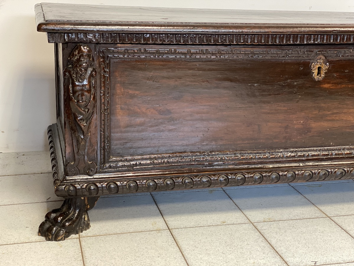 Cassapanca lombarda in noce . XVII secolo-photo-3